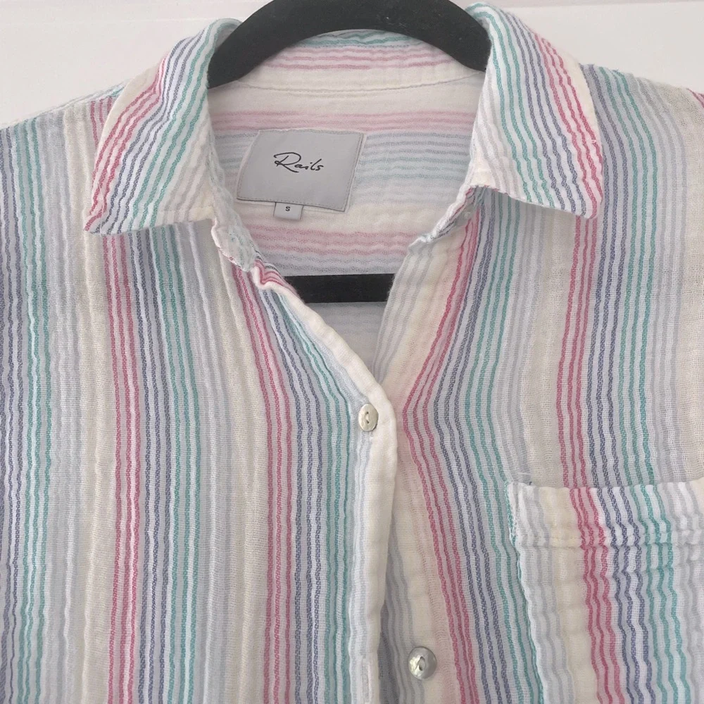 Adorable button top! - Picture 3 of 3